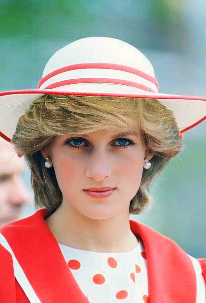 A Different Side of Diana: Rare Photos Capture the Princess’s Grace and Joy in Everyday Moments
